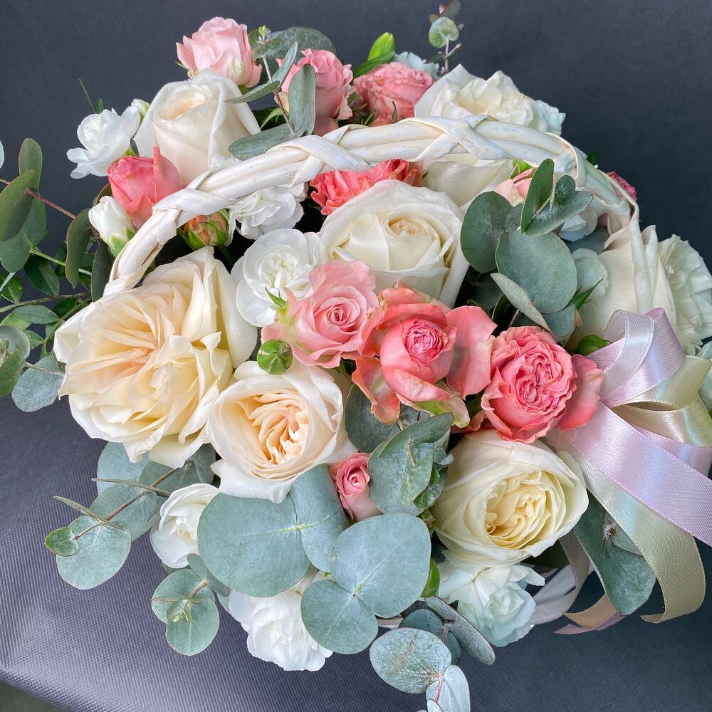 Корзина пион Роз, Диантусов и эвкалипта