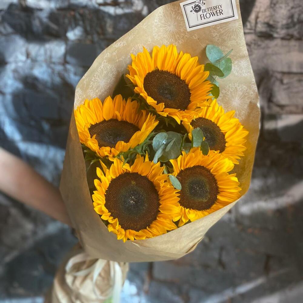 Букет из 5 подсолнухов и эвкалипта в стильной упаковке 