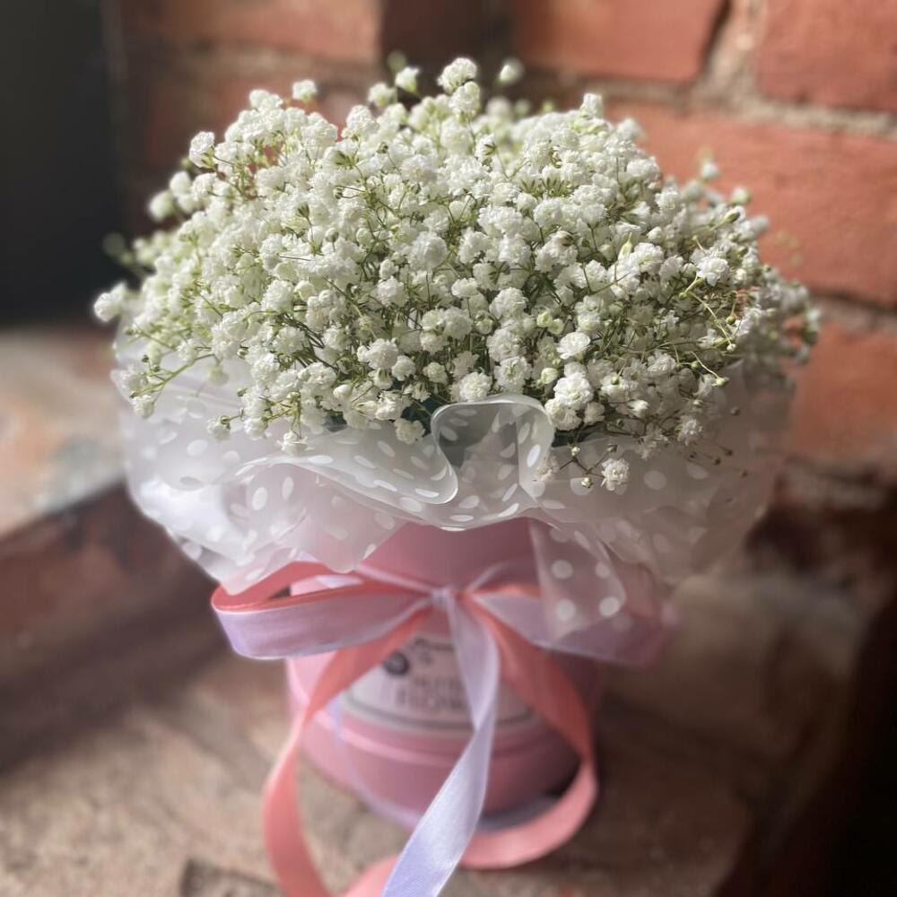 Букет из гипсофилы в шляпной коробке 