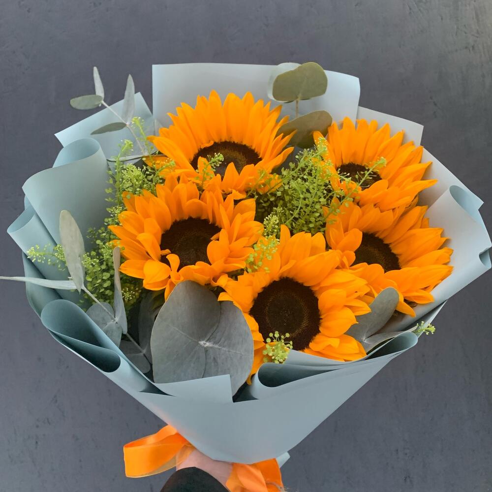 Букет из подсолнухов, тиласпии и эвкалипта Винсент