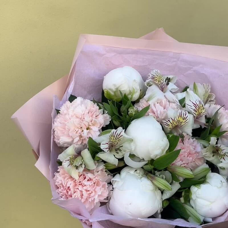 АННЕТ премиум букет из белых пионов, диантусов и альстрамерий