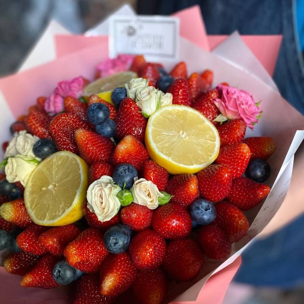 Съедобный фруктовый из клубники, голубики, лимона и кустовых роз 