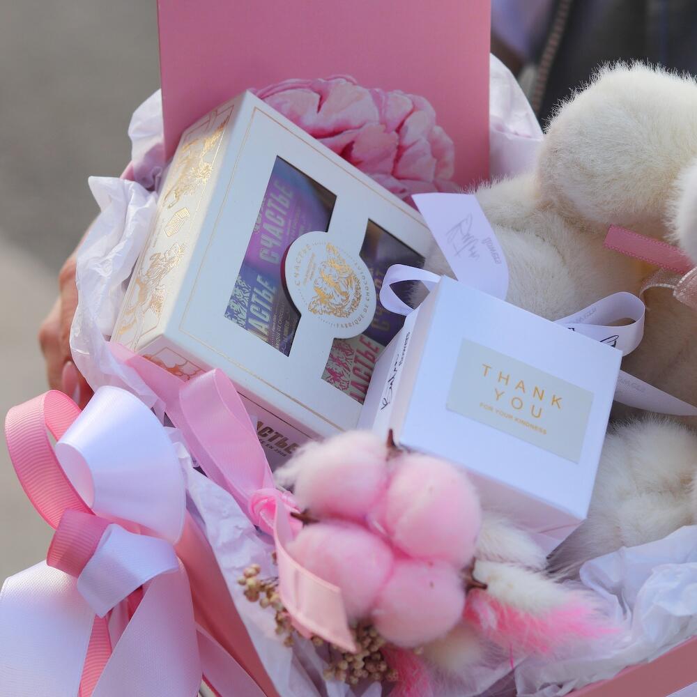 Подарочный набор с розовым медведем, сладостями и сухоцветами