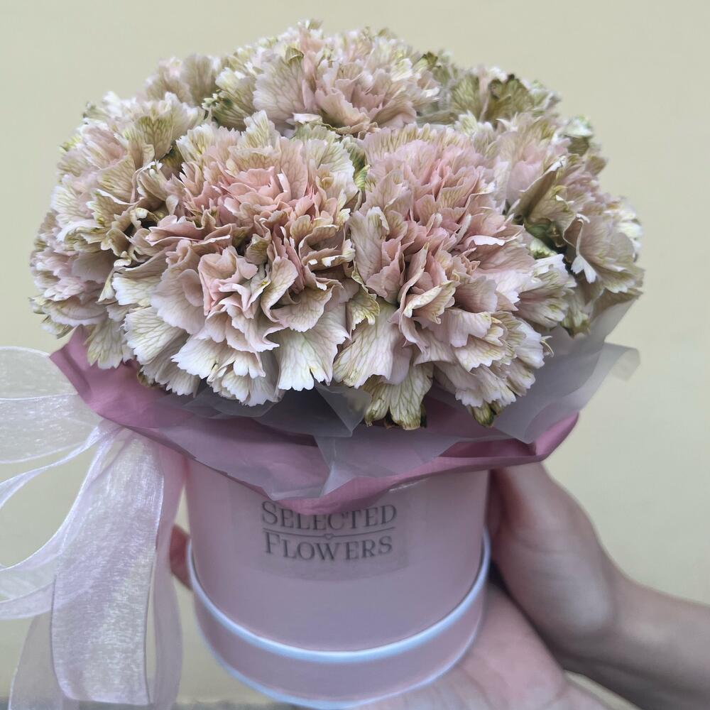 Цветы в коробке «Облоко гвоздик» Цветы в коробке «Облоко гвоздик»