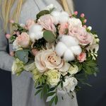 Свадебный букет Нежность с розами и хлопком