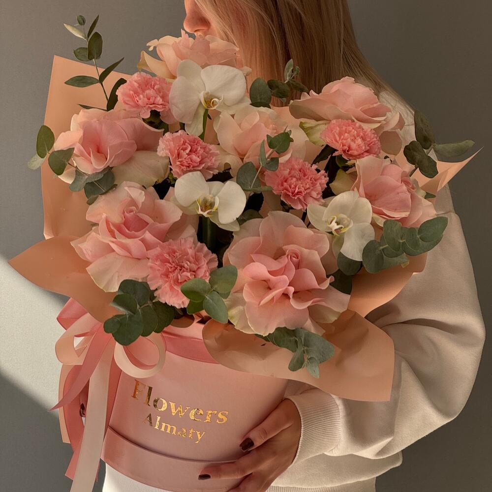 Цветы в коробке с орхидеями