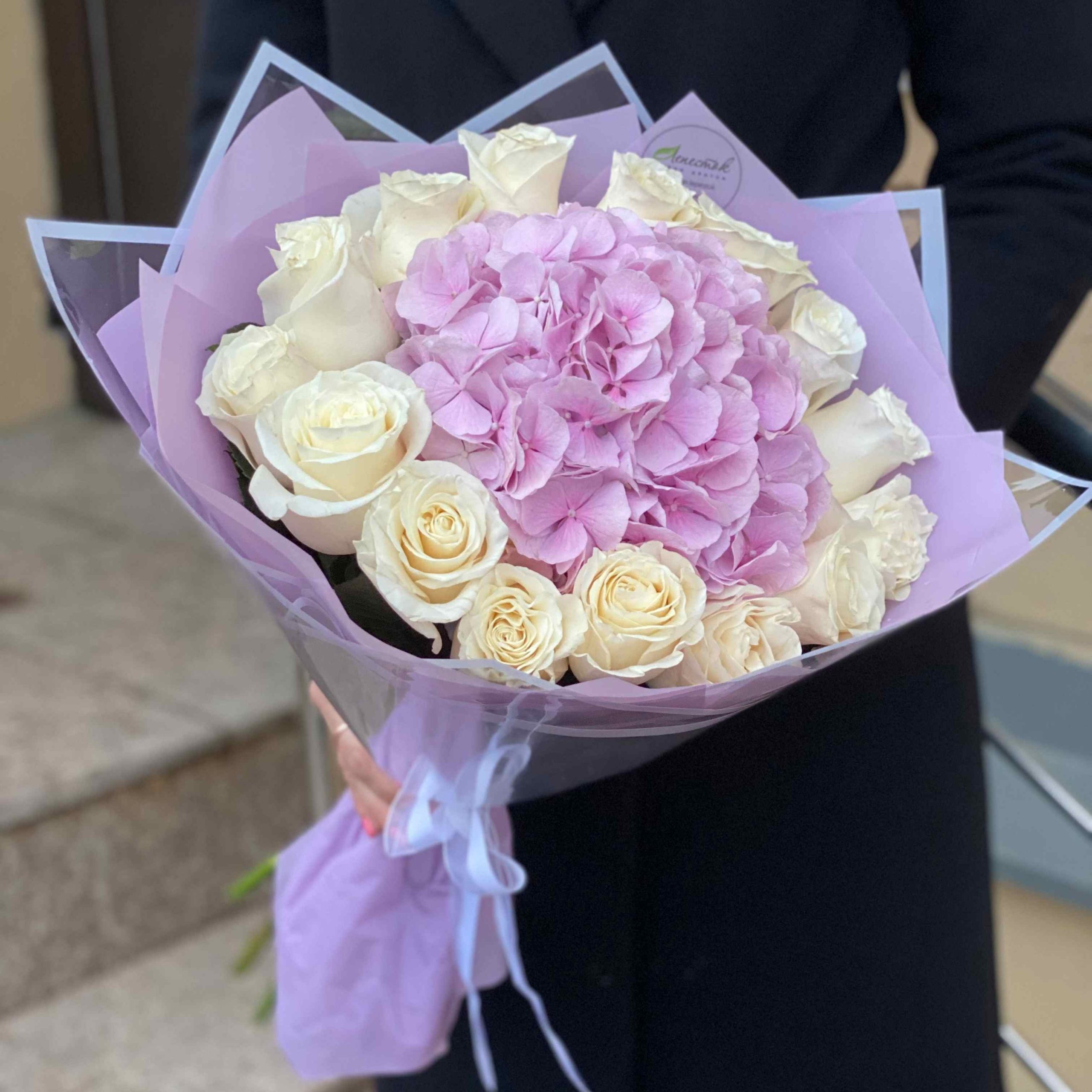 Букет из гортензии и белых роз