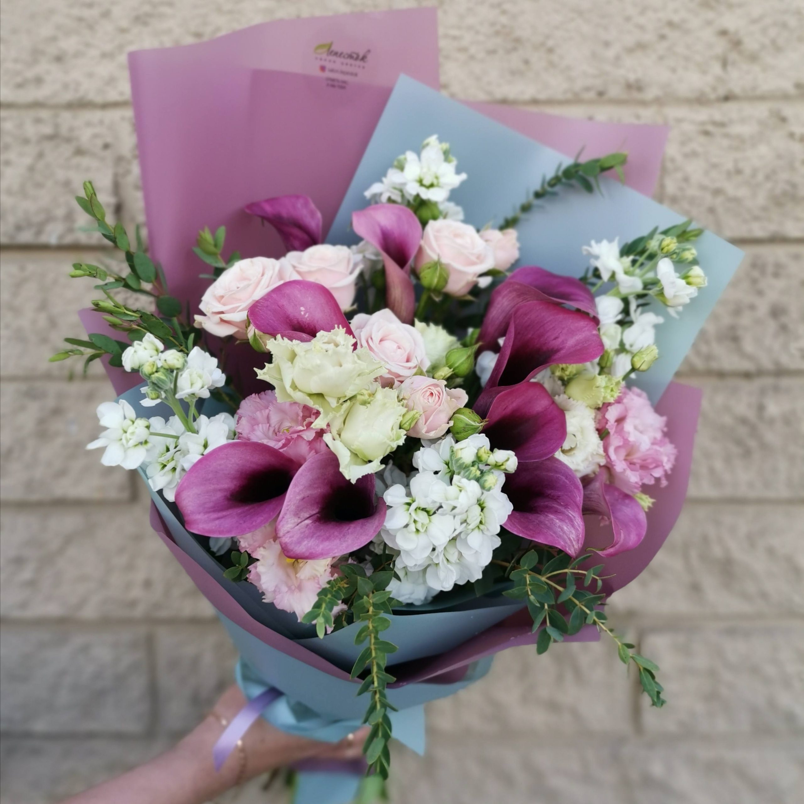 Букет из калл, маттиол и кустовых роз